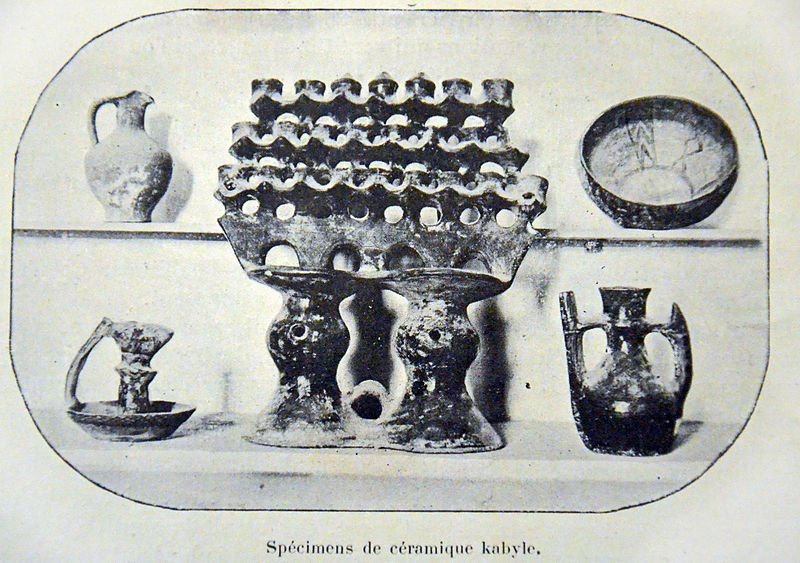 Photographie ancienne présentant des poteries.